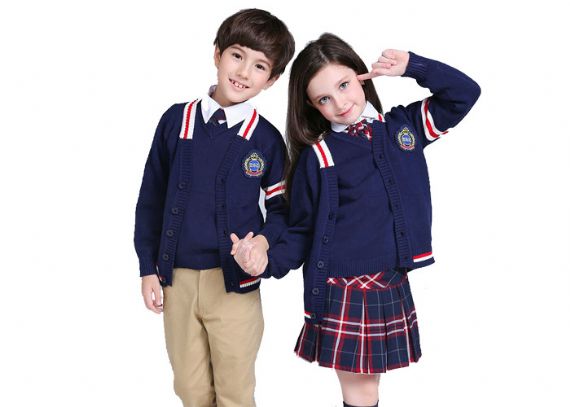 Escuela primaria de algodón de los suéteres del uniforme escolar de la raya del cuello de V del estilo británico de