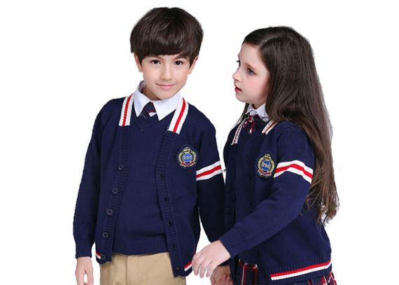 Escuela primaria de algodón de los suéteres del uniforme escolar de la raya del cuello de V del estilo británico de