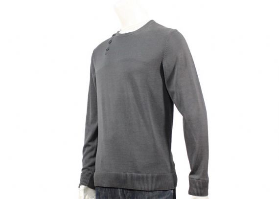 Suéter de punto para hombre de color gris de manga larga con dos botones falsos en el hombro
