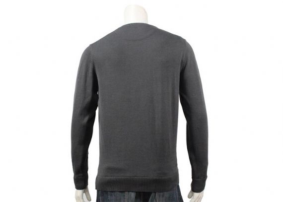 Suéter de punto para hombre de color gris de manga larga con dos botones falsos en el hombro