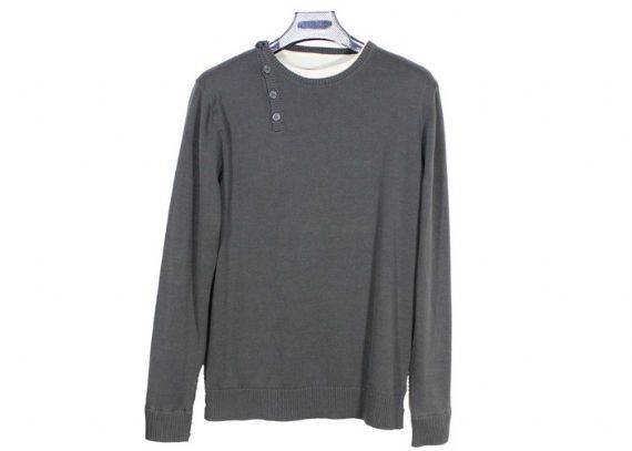Suéter de punto para hombre de color gris de manga larga con dos botones falsos en el hombro
