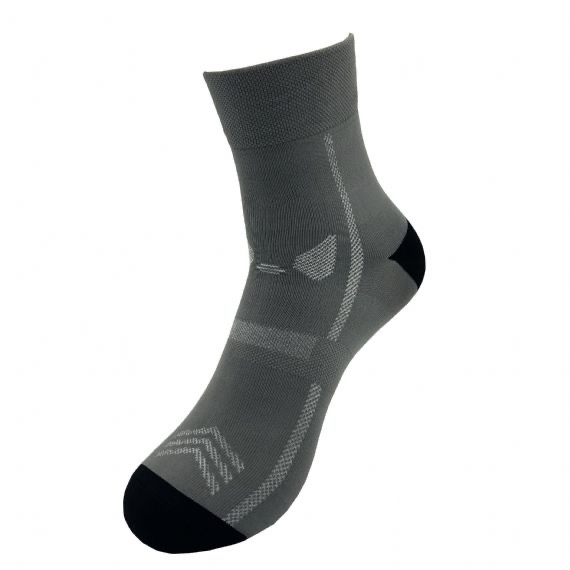 Nuevos calcetines grises para caminar sostenibles